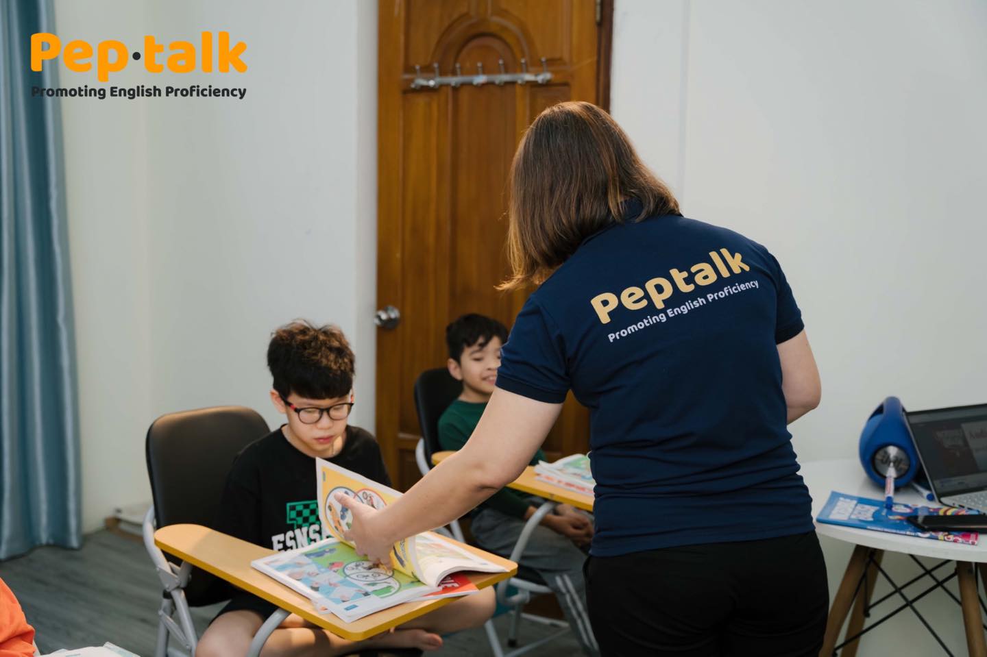 Giáo viên PEPTALK hướng dẫn học viên trong lớp